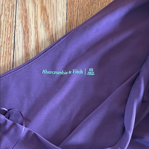 Abercrombie & Fitch Purple One-Shoulder Top - Picture 2 of 3